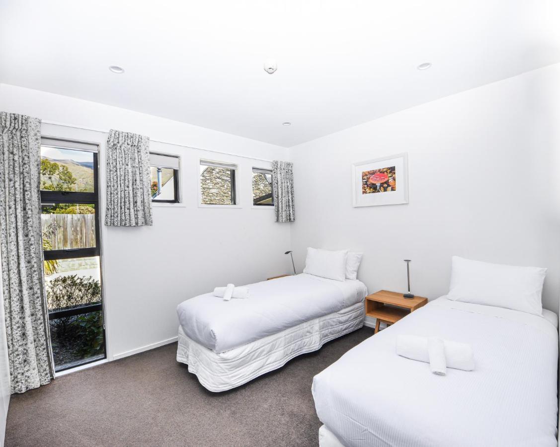 Tenby Apartments Wanaka Bagian luar foto
